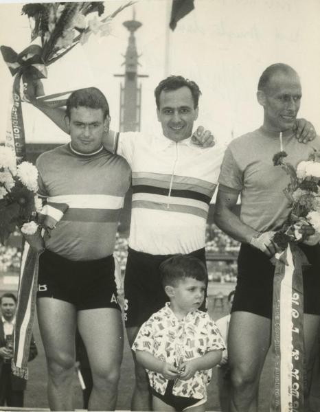 Ciclismo - Antonio Maspes - Amsterdam (Paesi Bassi) - Campionati del mondo di ciclismo su pista 1959 - VelocitÃ  professionisti - il vincitore sul podio tra Michel Rousseau e Jan Derksen