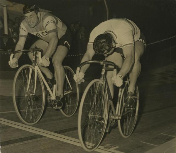Ciclismo - Antonio Maspes - Milano - Palazzo dello Sport - Corsa Sei Giorni ciclistica 1961 - Sfida con Sante Gaiardoni - Sul traguardo