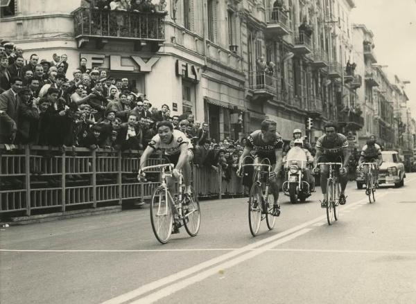 Ciclismo - Gianni Motta - Corsa Milano-Sanremo 1967 - Sulla linea del traguardo vince Eddy Merckx