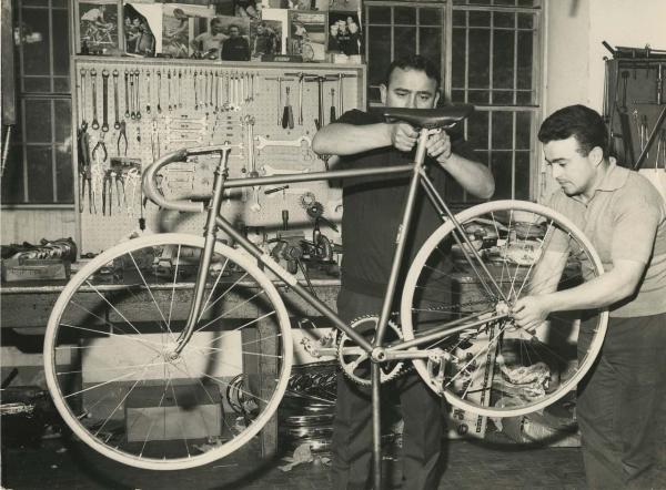Ciclismo - Gianni Motta - Cambiago - I fratelli Colnago preparano la bicicletta per il record dell'ora
