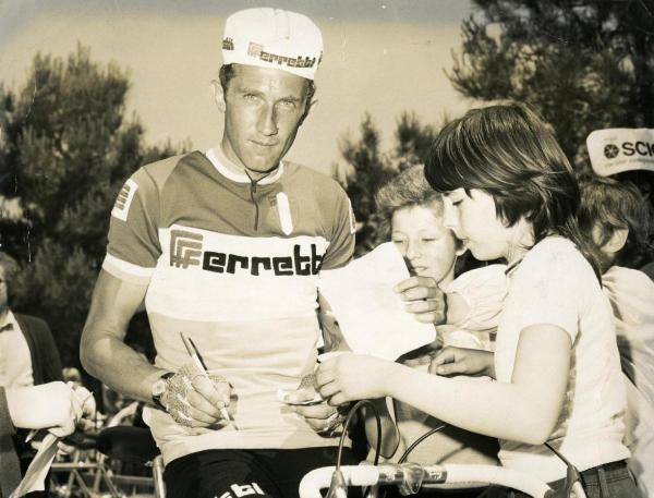 Ciclismo - Gianni Motta - Ritratto con dei piccoli ammiratori mentre firma autografi