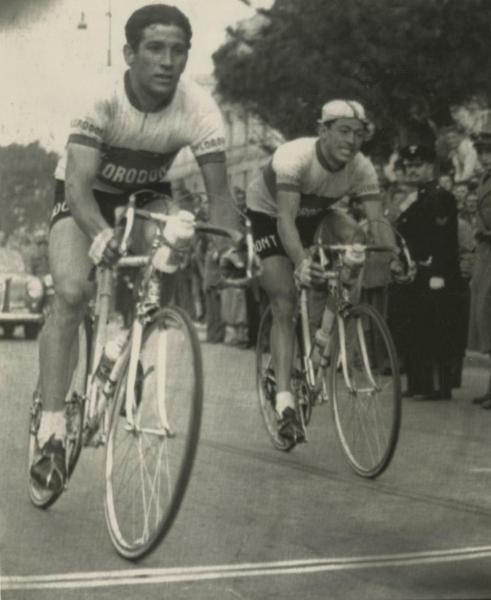 Ciclismo - Gastone Nencini - Giro della Provincia di Reggio Calabria 1957 - Il vincitore taglia il traguardo davanti ad Aldo Moser