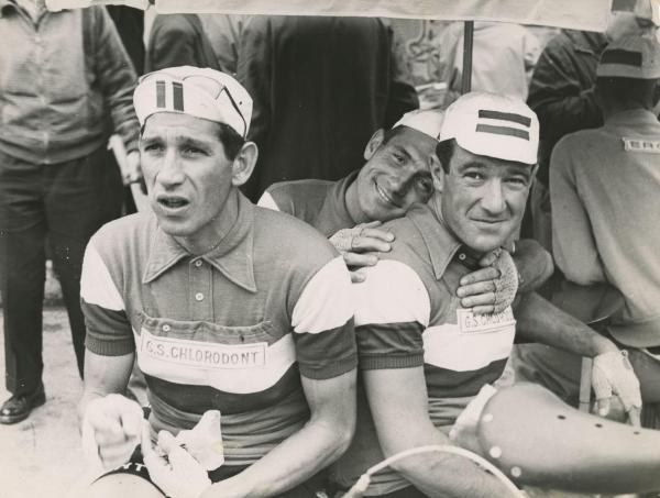 Ciclismo - Gastone Nencini - 45° Tour de France - Tappa Carpentras-Gap - Con Pierino Baffi e Bruno Costalunga (?)durante una pausa