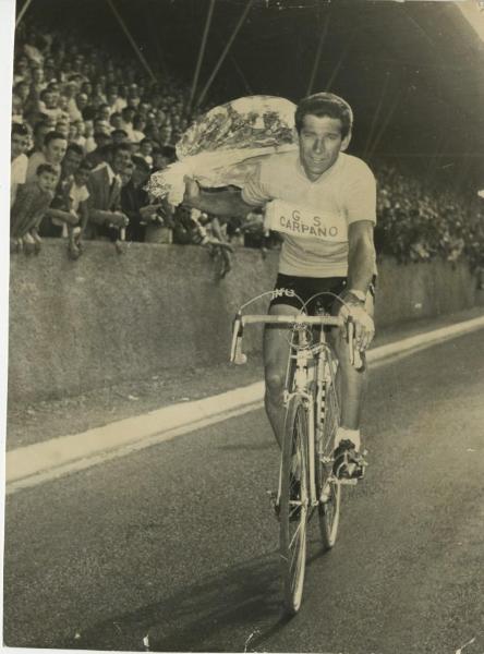 Ciclismo - Gastone Nencini - Giro d'onore al termine di una gara