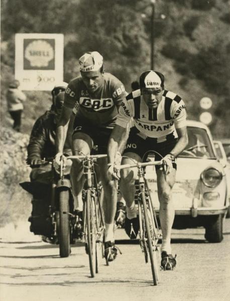 Ciclismo - Corsa Milano-Sanremo 1963 - Passo del Turchino - Franco Balmamion e Willy Schroeders in azione



