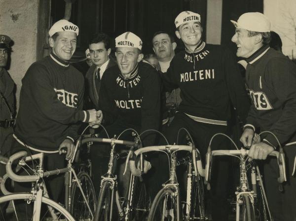 Ciclismo - Corsa Milano-Sanremo 1965 - Milano - Punzonatura - Emile Daems, Gianni Motta, Michele Dancelli e Adriano Durante 



