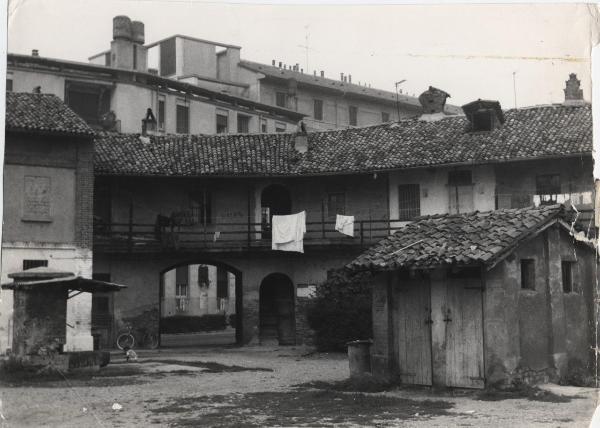 Milano - Quartiere Lampugnano - Cortile di cascina - Bimbo accanto a una fontana