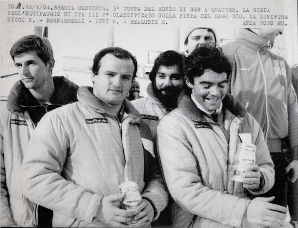 Sport invernali - Bob a quattro maschile - Breuil-Cervinia - Coppa del mondo di bob 1984 - Stefano Ticci, Bernardelli, Pietro Lupi e il pilota  Marco Bellodis durante la premiazione