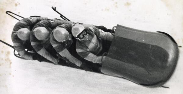 Sport invernali - Bob a quattro maschile - Cortina d'Ampezzo - Giochi della VII Olimpiade invernale 1956 - La squadra di Italia II guidata da Eugenio Monti  in azione