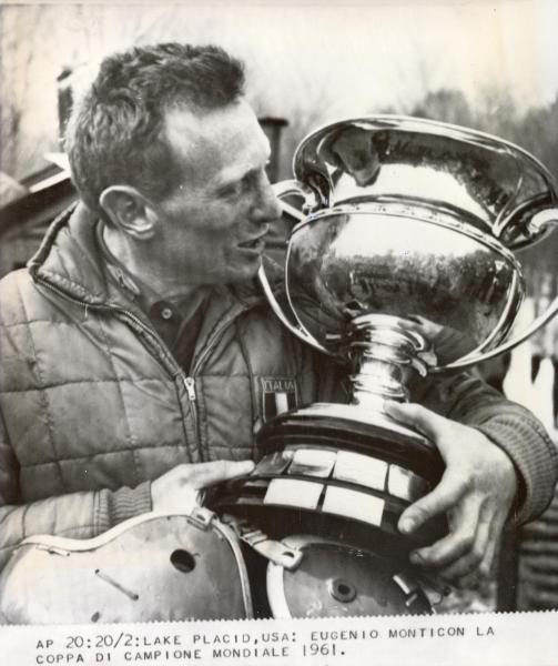 Sport invernali - Bob a due maschile - Lake Placid (Stati Uniti d'America) - Campionati mondiali di bob 1961 - Eugenio Monti abbraccia la coppa dopo la vittoria