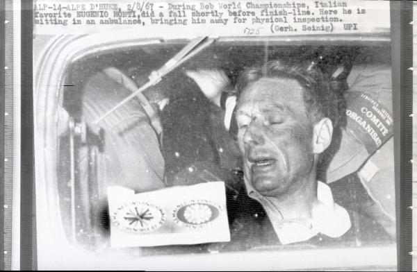 Sport invernali - Bob a due maschile - Alpe d'Huez (Francia) - Campionati mondiali di bob 1967 -  Eugenio Monti in ambulanza dopo un incidente in pista