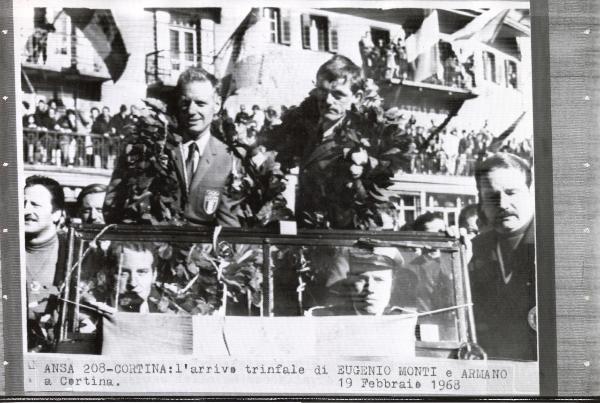 Sport invernali - Cortina D'Ampezzo - Eugenio Monti e Mario Armano, in piedi sulla macchina scoperta, sfilano trionfanti dopo la vittoria ai Giochi olimpici invernali di Grenoble 1968