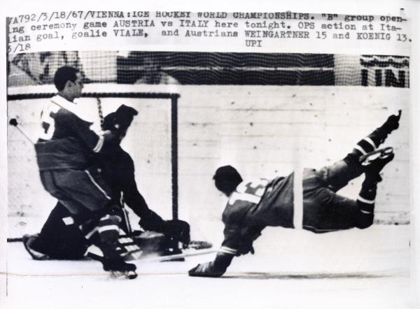 Sport invernali - Hockey su ghiaccio - Vienna (Austria) - Campionati del mondo di hockey su ghiaccio 1967 - Incontro Austria-Italia - Giocatori in azione