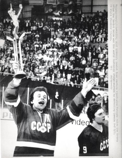Sport invernali - Hockey su ghiaccio - Monaco di Baviera (Germania) - Campionati mondiali di hockey su ghiaccio 1983 - Incontro Unione Sovietica-Canada - Il capitano Vjacheslav Fetisov solleva la coppa della vittoria