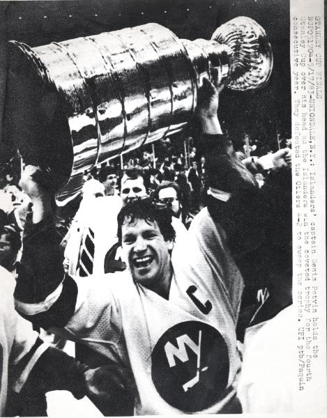 Sport invernali - Hockey su ghiaccio - Uniondale (New York) - Stanley Cup 1983  - Finale New Yor Islanders-Edmonton Oilers - Denis Potvin festeggia la vittoria sollevando la coppa