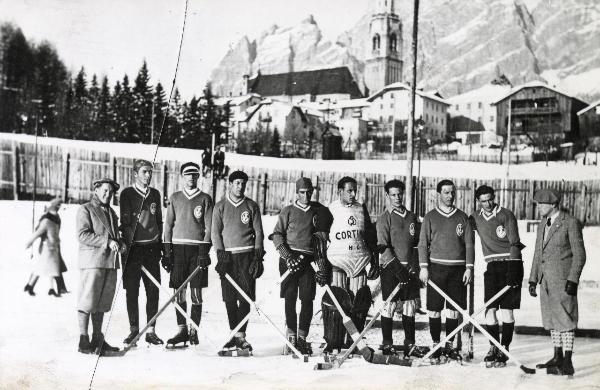 Sport invernali - Hockey su ghiaccio - Cortina d'Ampezzo - La squadra del Cortina - Ritratto di gruppo - Sullo sfondo la basilica dei Santi Filippo e Giacomo