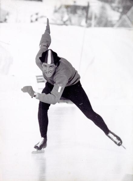 Sport invernali - Pattinaggio di velocità su ghiaccio maschile - Davos (Svizzera) - Campionati italiani di pattinaggio di velocità su ghiaccio 1952 (?) - Enrico Musolino durante una gara