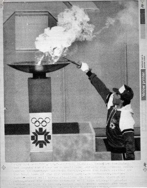 Sport invernali - Sarajevo (Bosnia-Erzegovina) - Giochi della XIV Olimpiade invernale 1984 - Un tedoforo accende un braciere olimpico nel centro della città