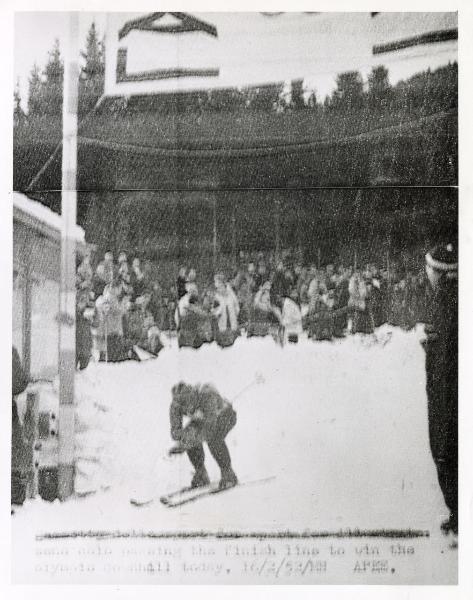 Sport invernali - Sci alpino - Discesa libera maschile - Norefjell-Oslo (Norvegia) - Giochi della VI Olimpiade invernale 1952 - Il vincitore Zeno Colò taglia il traguardo