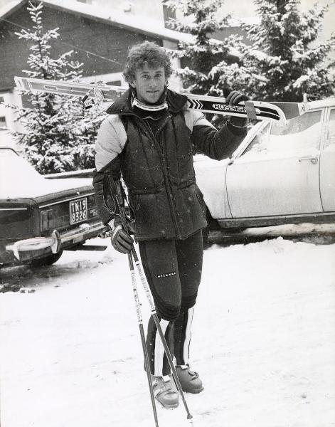 Sport invernali - Sci alpino - Leonardo David ritratto con gli sci in spalla