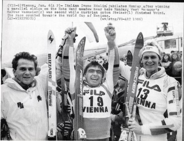 Sport invernali - Sci alpino - Slalom speciale maschile - Hohe Wand Meadow-Vienna (Austria) - Coppa del mondo di sci alpino 1986 - Ivano Edalini festeggia la vittoria con Markus Wasmeier (destra) e Anton Steiner (sinistra)