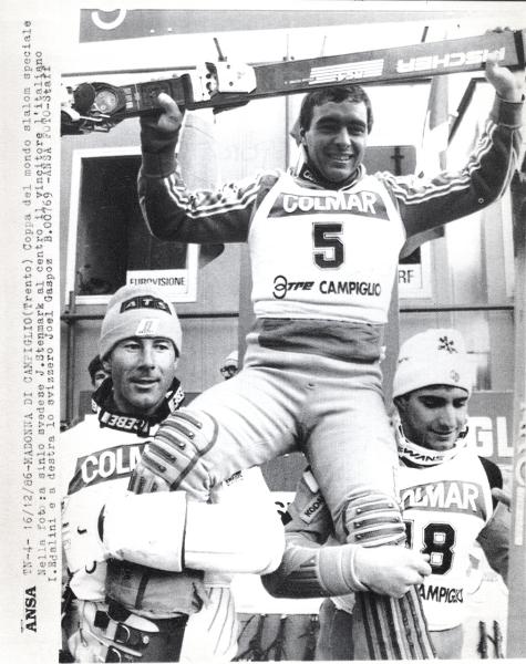 Sport invernali - Sci alpino - Slalom speciale maschile - Madonna di Campiglio - Coppa del mondo di sci alpino 1987 - Ivano Edalini portato in trionfo da Ingemar Stenmark (sinistra) e Joel Gaspoz