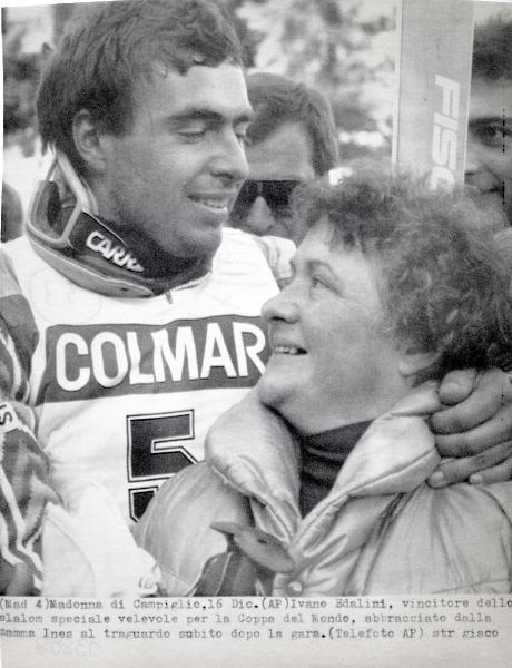 Sport invernali - Sci alpino - Slalom speciale maschile - Madonna di Campiglio - Coppa del mondo di sci alpino 1987 - Ivano Edalini abbraccia la mamma dopo la vittoria
