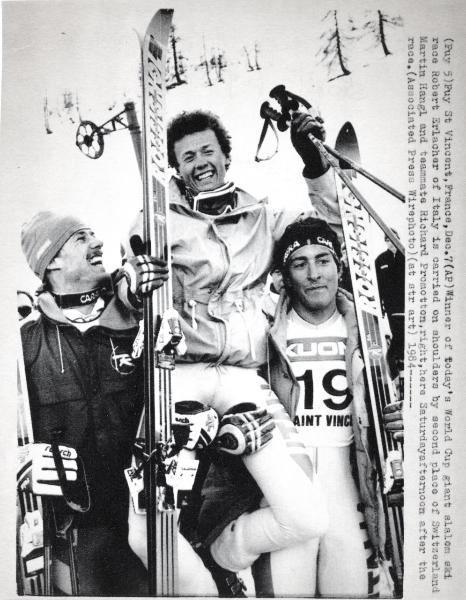 Sport invernali - Sci alpino - Slalom gigante maschile - Puy-Saint-Vincent (Francia) - Coppa del mondo di sci alpino 1984 - Robert Erlacher portato a spalla da Martin Hangl (sinistra) e Richard Pramotton