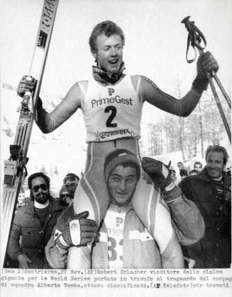 Sport invernali - Sci alpino - Slalom gigante maschile - Sestriere - Ski World Series 1985 - Alberto Tomba porta sulle spalle Robert Erlacher