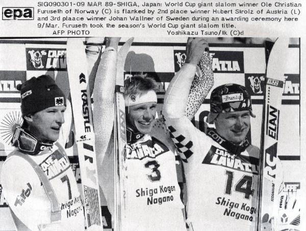 Sport invernali - Sci alpino - Slalom gigante maschile - Shiga (Giappone) - Coppa del mondo di sci alpino 1989 - Christian Furuseth festeggia la vittoria con Hubert Strolz (sinistra) e Johan Wallner
