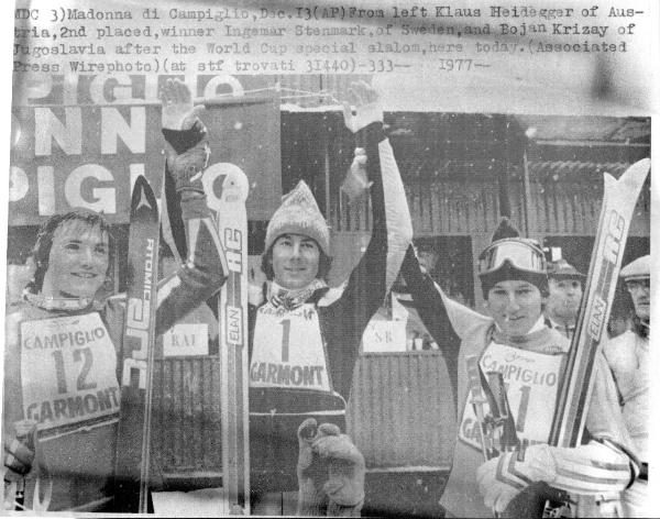 Sport invernali - Sci alpino - Slalom speciale maschile - Madonna di Campiglio - Coppa del mondo di sci alpino 1977 - Klaus Heidegger festeggia con il vincitore Ingemar Stenmark (centro) e Bojan Krizay (destra)