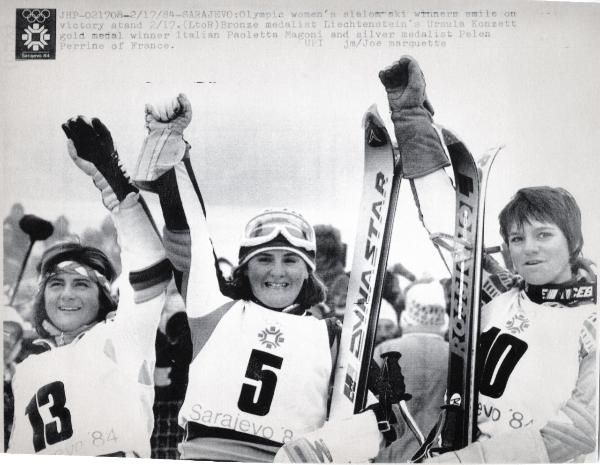 Sport invernali - Sci alpino - Slalom speciale femminile - Monte Jahorina-Sarajevo (Bosnia Erzegovina) - Giochi della XIV Olimpiade invernale 1984 - Paola Magoni al centro, festeggia con Pelen Perrine (destra) e Ursula Konzett