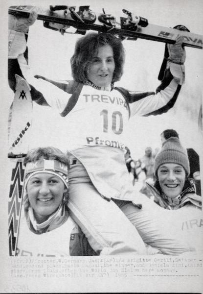Sport invernali - Sci alpino - Slalom speciale femminile - Pfronten (Germania) - Coppa del mondo di sci alpino 1985 - Paola Magoni portata in trionfo da Brigitte Oertli (sinistra) e Daniela Zini