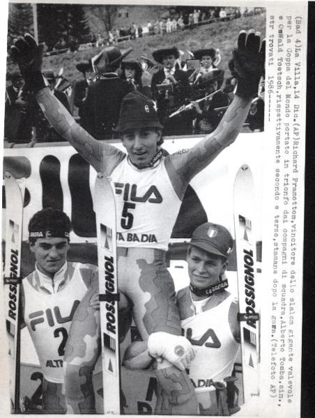 Sport invernali - Sci alpino - Slalom gigante maschile - La Villa - Coppa del mondo di sci alpino 1987 - Richard Pramotton festeggia la vittoria portato in spalla dal Alberto Tomba (sinistra) e Oswald Toetsch