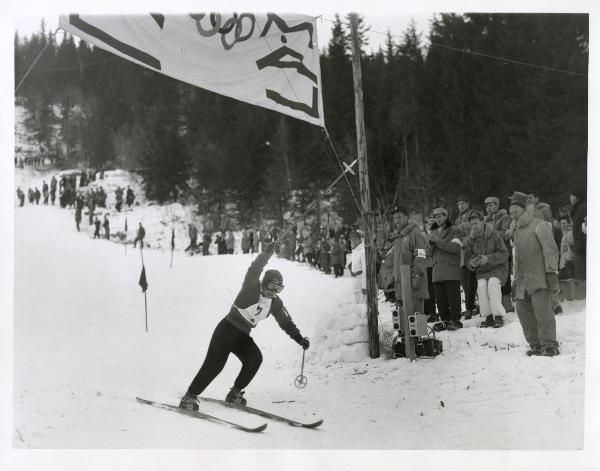 Sport invernali - Sci alpino - Slalom gigante femminile - Norefjell-Oslo (Norvegia) - Giochi della VI Olimpiade invernale 1952 - Celina Seghi taglia il traguardo alzando una racchetta