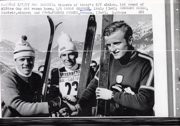 Sport invernali - Sci alpino - Slalom speciale maschile - Bad Gastein (Austria) - Alpencup 1967 - Carlo Senoner si congratula con il vincitore Herbert Huber e Jean-Pierre Augert (destra)
