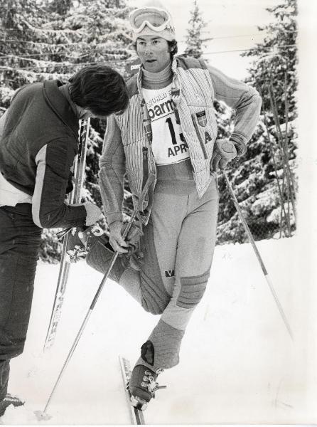 Sport invernali - Sci alpino - Aprica - Ski World Series 1980 - Ingemar Stenmark - Ritratto sulla neve mentre un tecnico sistema uno sci