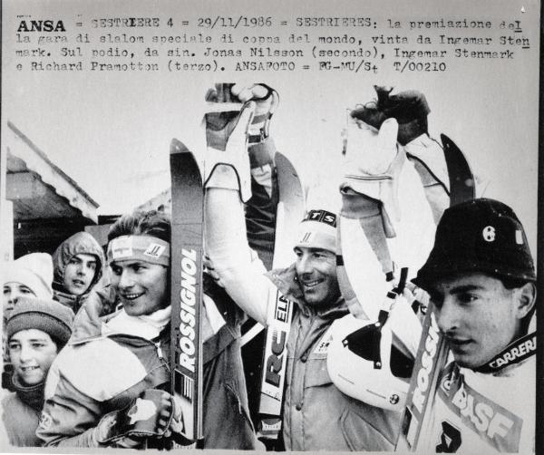 Sport invernali - Sci alpino - Slalom speciale maschile - Sestriere - Coppa del mondo di sci alpino 1987 - Ingemar Stenmark festeggia la vittoria con Jonas Nilsson (sinistra) e Richard Pramotton