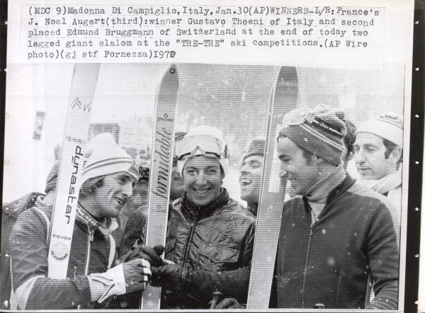 Sport invernali - Sci alpino - Slalom gigante maschile - Madonna di Campiglio - Coppa del mondo di sci alpino 1970 - Gustavo Thoeni festeggia la vittoria con Jean Noel Augert (sinistra) e Edmund Bruggmann