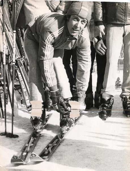 Sport invernali - Sci alpino - Gustavo Thoeni mentre si allaccia gli scarponi