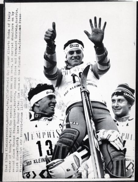 Sport invernali - Sci alpino - Slalom  speciale maschile - Bad Kleinkirchheim (Austria) - Coppa del mondo di sci alpino 1988 - Il vincitore Alberto Tomba viene portato in trionfo da Thomas Stangassinger (sinistra) e Bernhard Gstrein
