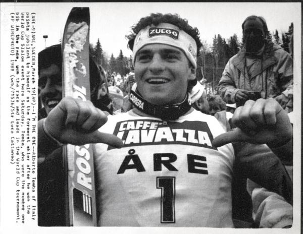Sport invernali - Sci alpino - Slalom speciale maschile - Are (Svezia) - Coppa del mondo di sci alpino 1988 - Il vincitore Alberto Tomba mostra il numero 1 sul pettorale