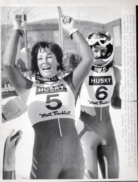 Sport invernali - Sci alpino - Discesa libera femminile - Mont-Tremblant (Canada) - Coppa del mondo di sci alpino 1983 - Maria Walliser festeggia con Doris De Agostini al termine della gara