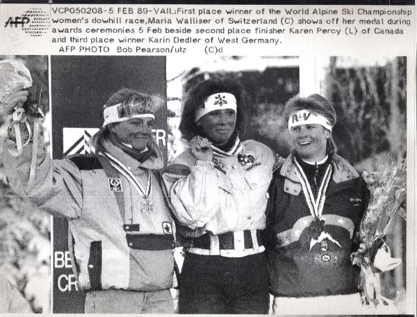 Sport invernali - Sci alpino - Discesa libera femminile - Vail (Colorado) - Campionati mondiali di sci alpino 1989 - La vincitrice Maria Walliser con Karen Percy (sinistra) e Karin Dedler durante la premiazione