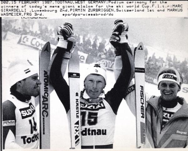 Sport invernali - Sci alpino - Slalom gigante maschile - Todtnau (Germania) - Coppa del mondo di sci alpino 1987 - Il vincitore Pirmin Zurbriggen festeggia con Marc Girardelli (sinistra) e Markus Wasmeier