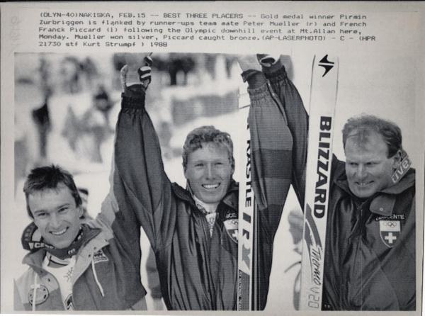 Sport invernali - Sci alpino - Discesa libera maschile - Monte Allan-Nakiska (Canada) - Giochi della XV Olimpiade invernale 1988 - Il vincitore Pirmin Zurbriggen con Franck Piccard (sinistra) e Peter Mueller al termine della gara