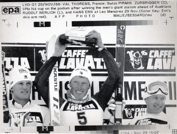 Sport invernali - Sci alpino - Slalom gigante maschile - Val Thorens (Francia) - Coppa del mondo di sci alpino 1989 - Il vincitore Pirmin Zurbriggen sul podio tra Rudolf Nerlich (sinistra) e Hans Enn