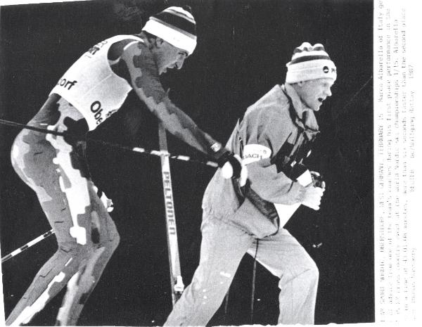 Sport invernali - Sci di fondo maschile - Oberstdorf (Germania) - Campionati mondiali di sci nordico 1987 - Gara 15 km - Marco Albarello in azione assistito da un tecnico della squadra