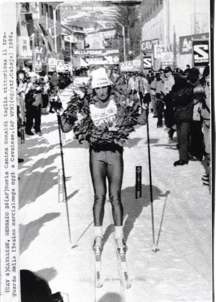 Sport invernali - Sci di fondo femminile - Cavalese - Marcialonga 1986 - La vincitrice Maria Canins al traguardo con la corona di alloro