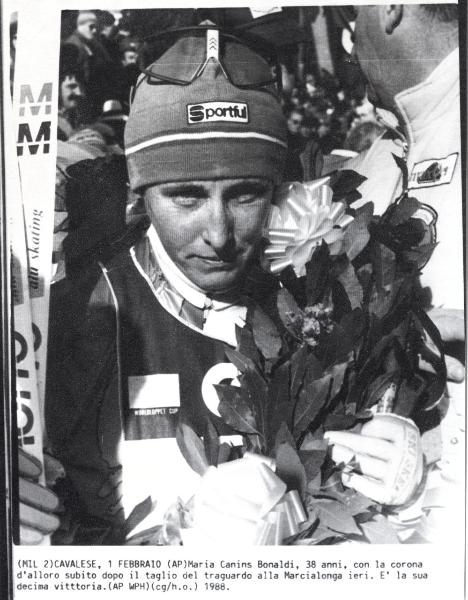 Sport invernali - Sci di fondo femminile - Cavalese - Marcialonga 1988 - La vincitrice Maria Canins con la corona di alloro - Ritratto